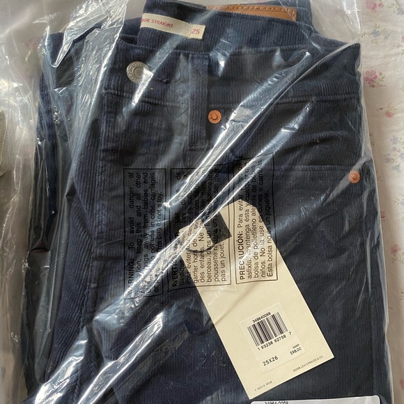 NEVER WORN Levi’s navy blue wedgie corduroys - Picture 3 of 4